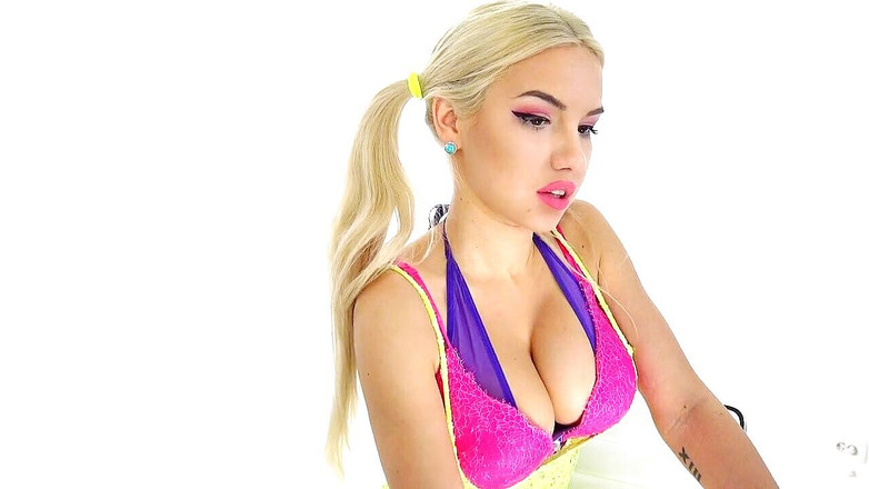 Lisa Cummm: 角質ブロンドの女の子