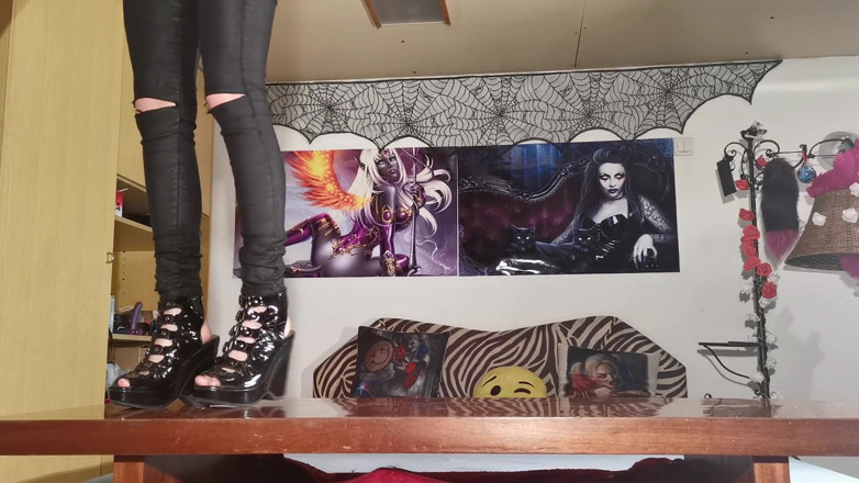 Beth Kinky: Platform sandaletimle yürüyorum - Beth Kinky