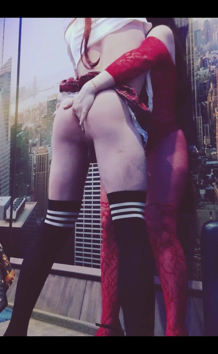 Sweet Juus: Сучка в красных чулках с большой задницей трахнула сучку