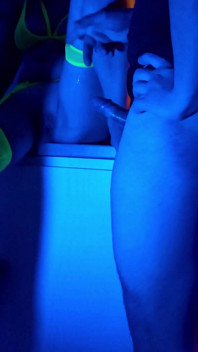 Esposa chupa 2 paus em luz neon. Ménage à trois. Cena completa. Ep 4621