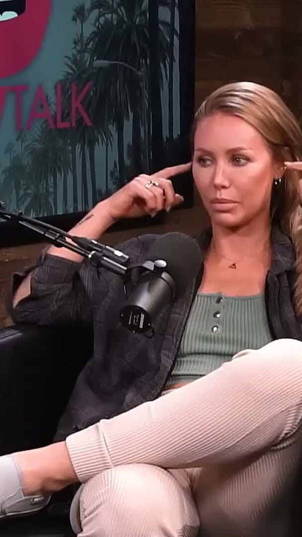 Pillow Talk: Nicole Aniston avec un micro p*nis