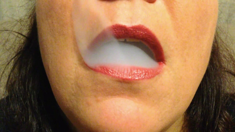 Lily Lipstixxx: Je te surprends dans ma séduction fumeuse !