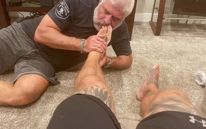 Masculine Jason - Jason Collins: पैर गुलाम मेरे पैरों की पूजा कर रहा है!