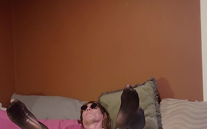 Daphne Desire: Daphne Wichst Mit Fuchsschwanz-buttplug Und Kommt Auf Ihren Bauch