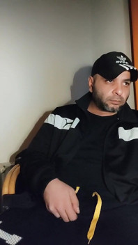 DJ-brácho, počůralý ponožky a blbec