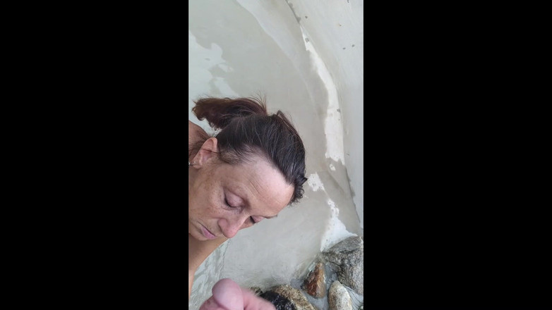 Candi Annie: 자지를 빨아주는 Candi Annie - 분수에 정액 삼키기