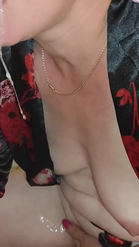 Üvey Anne Olgun Orta Yaşlı Seksi Kadın Duşta Yarak Emiyor