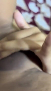 Zatímco jsem sledoval videa sama doma, šel jsem do sexuálního baru a vsunul si prst do kundičky, kundička se zvedla.