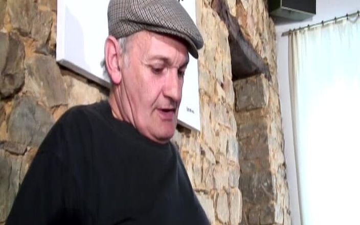 Filles Francaises: Curvă cu forme din Franța care oferă mai multe pule în...