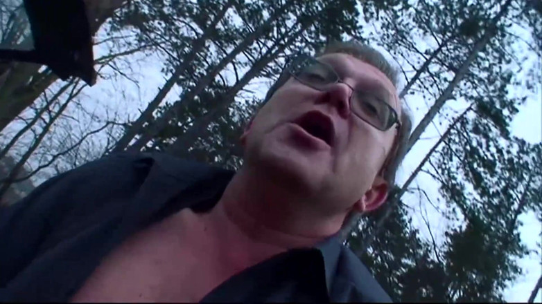 German amateur - 100% German hardcore videos: Genç kız yaşlı bir adam tarafından tavlanıyor