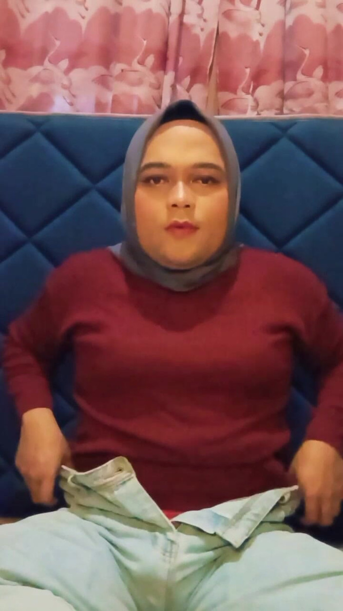 Ivvy Crossdresser: Sissy sissy si cewek berhijab cantik lagi asik masturbasi