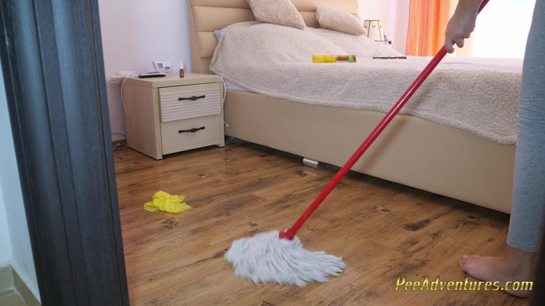 Pee Adventures: Čůrací nehoda při úklidu domu
