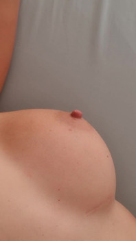 Marito arratato che dà a sua moglie una vera doccia di sperma - primo piano della figa
