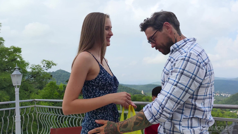 Immoral Live: Un ami convainc sa nouvelle demi-sœur Stacy Cruz de faire...
