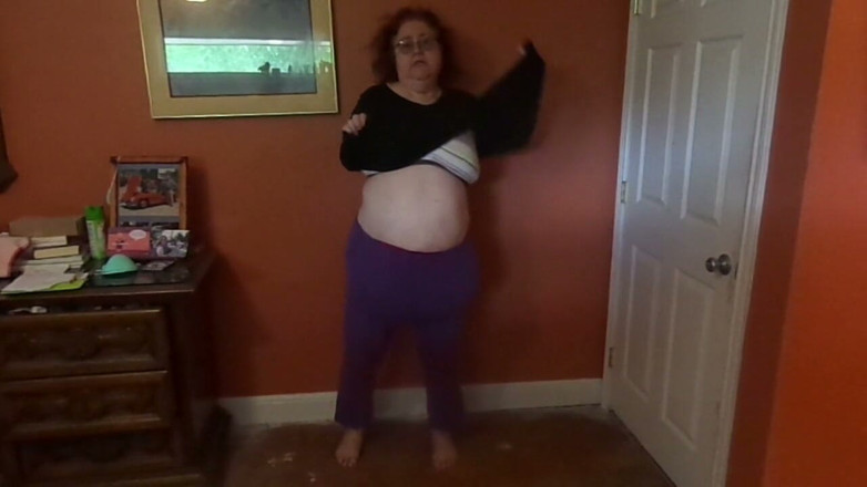 BBW nurse Vicki adventures with friends: Dezbracă-te și masturbează-te cu tanga mea roșie