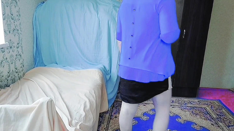 Kitty_Cross: Crossdresser cantik pamer paha sambil tersenyum imut