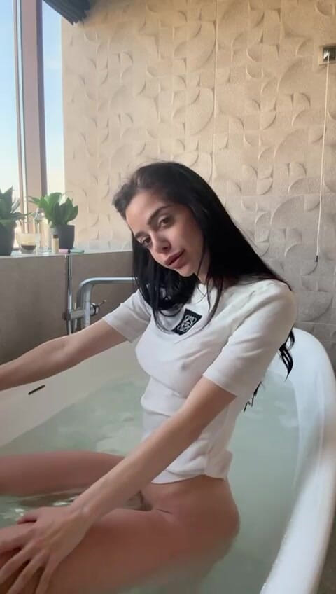 silicone_brunette: Domnișoara T-shirt umed te tachinează în cadă