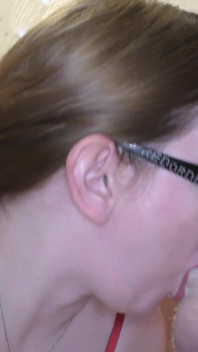 Baculatá brunetka milf dostane sperma na obličej a do hladových úst