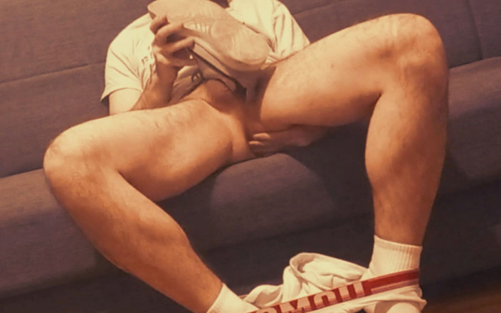 _Adam_Loves_: Aku ngentot sepatu kenyal putihku