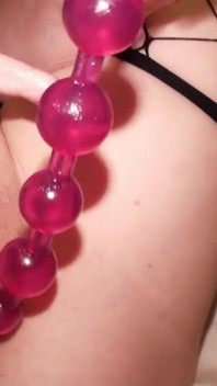 El tiempo de juego con vibrador de Trisha en la cama