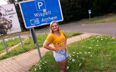 セックス駐車場!リナは精子を望んでいる、デカ尻のティーンがコンドームなしでファックされる