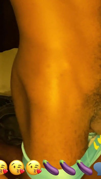 La studentessa arrapata si sente eccitata e chiama il suo homeboy