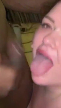YoungEnglishBBW succhia un bbc Nata4sex mi schiaffeggiando il suo cazzo sulla faccia
