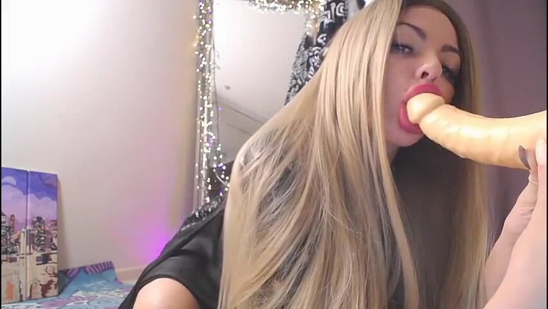 HurricaneKat_: Une blonde taille une pipe et joue avec sa chatte