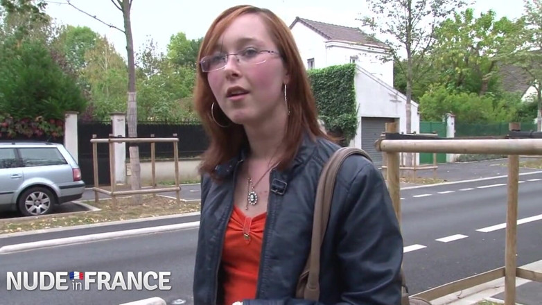 La France a Poil: Una bella troia rossa dai seni piccoli e giovane viene...