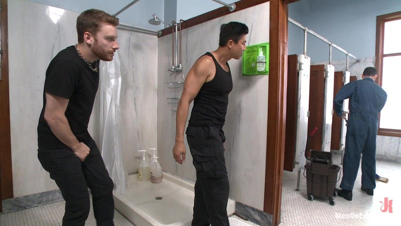 Men on Edge: Gorąca dozorca znosi nieustępliwe obrzeża w toalecie na lotnisku