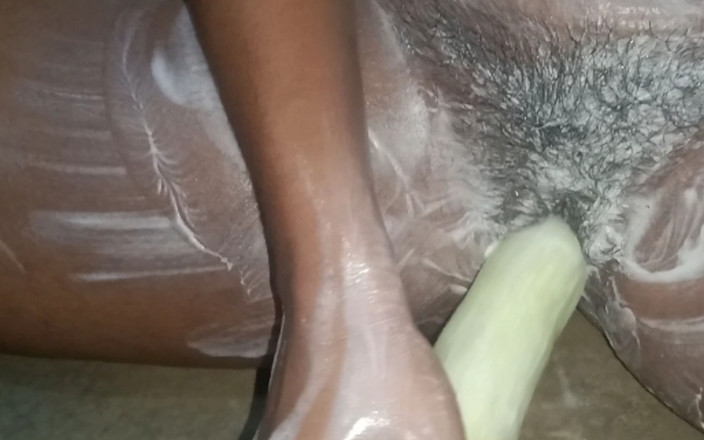 Neetu Bhabhi studio: Neetu bhabhi scopata da un grosso cetriolo