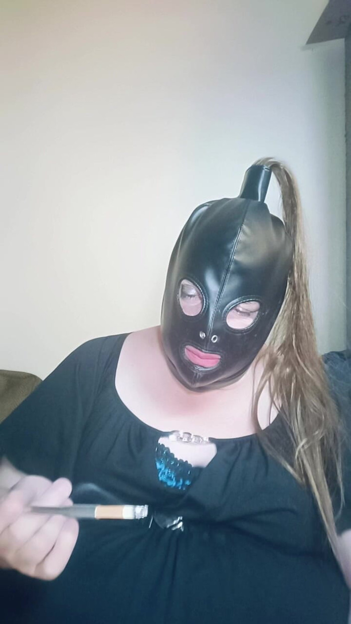 Stephanie-Nicole-TV: La BBW TV Stephanie-Nicole fume une cigarette dans un porte-argent