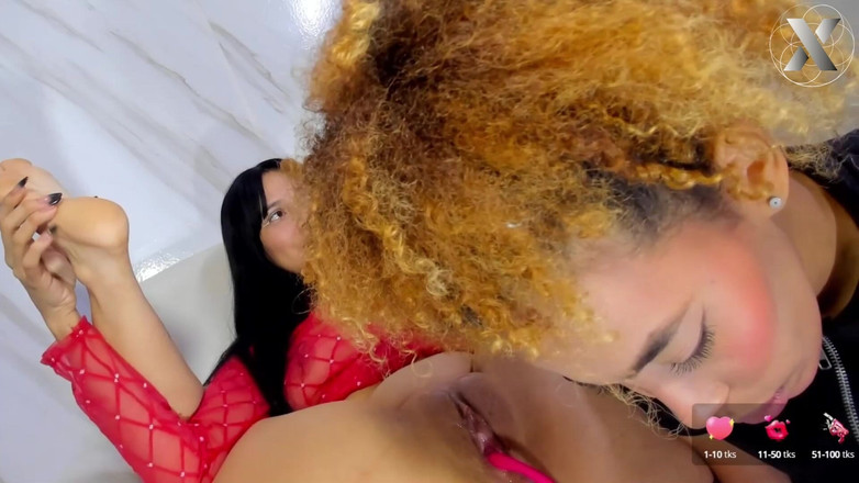 Lesbian Friends: Ona křičí, když jdou prsty dovnitř