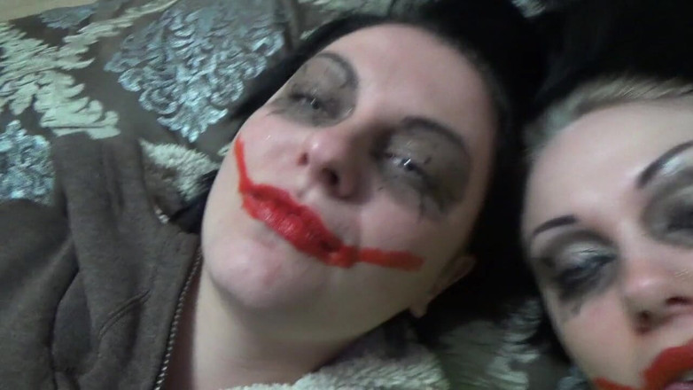Goddess Misha Goldy: Dos chicas de payaso locas te cuelgan por encima de...