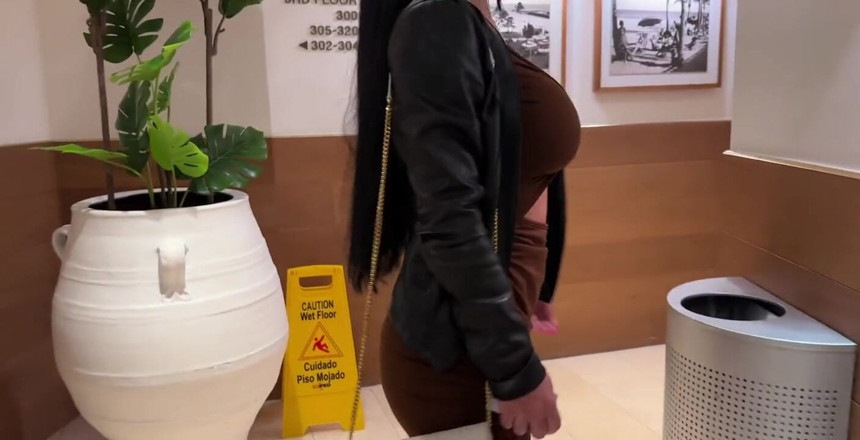 Miss Lexa: Îmi place sexul la hotel după o noapte în rochie mică...
