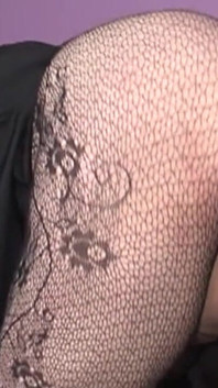 İri göğüslü sarışın orta yaşlı seksi kadın delikanlının zonklayan yarağını seviyor