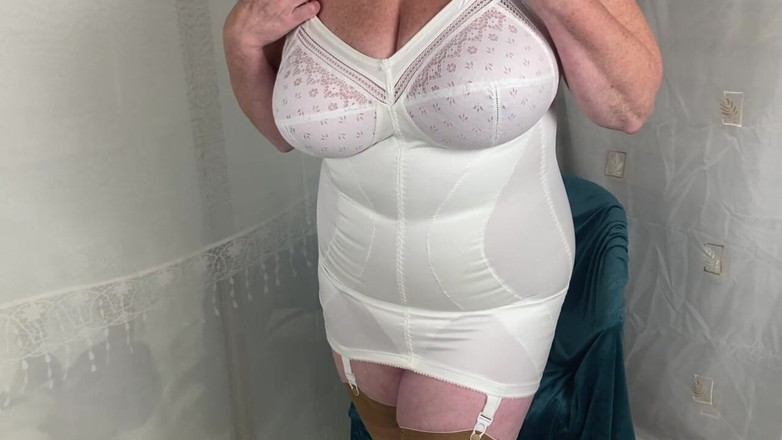 Aunty Sandra vintage girdle queen: Mătușa Sandra se dezbracă pentru tine