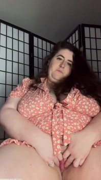 Cowok sange ini lagi asik ngentot memek becekku pakai dildo ukuran XL