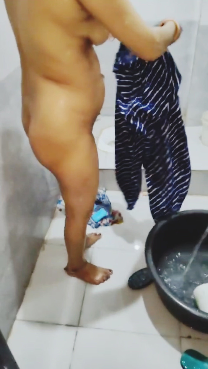 Aap ki Bhabi ji: Tante terlihat mandi, bugil dan bikin video