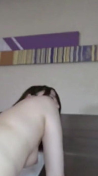 Čistě bílá krása se vrací s vytříbeným vzhledem, ale zároveň odhaluje hravý a intenzivní creampie moment