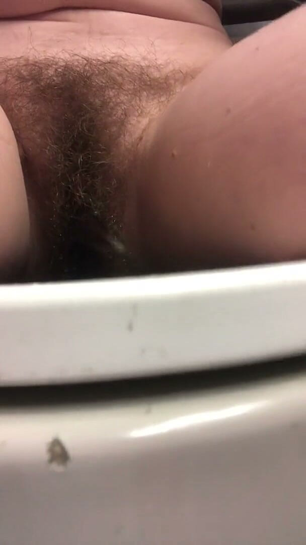 Pissing Paradise: ¿te Apetece Chatear Mientras Hago Un Enorme Pis En El...
