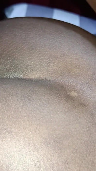 寝る前のアフリカのカップルの夜のセックス