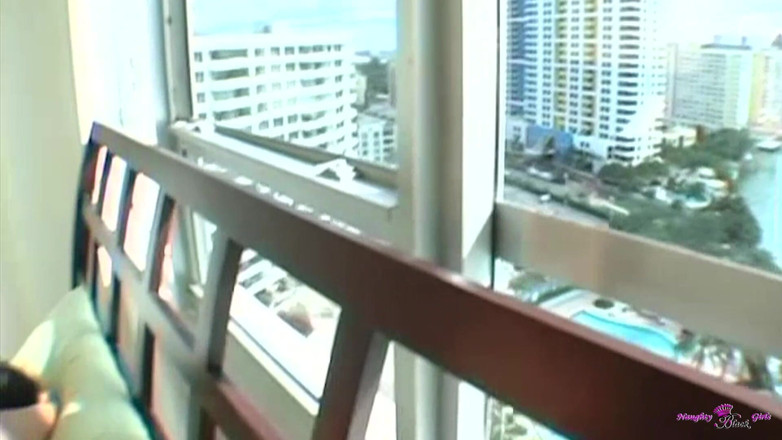 Naughty Black Girls: 다윗과 제나는 허니 문에 있는 동안 달콤한 열정적인 사랑을 했습니다.