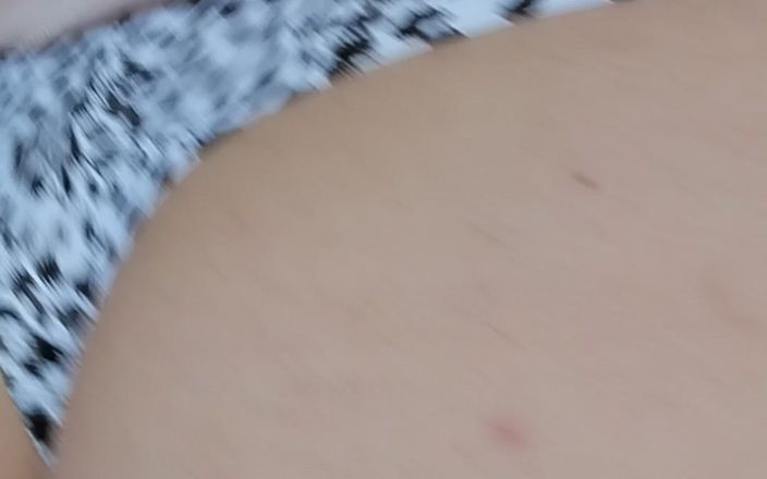 Morbosete000: Gehen und ihren arsch in einem tanga zeigen