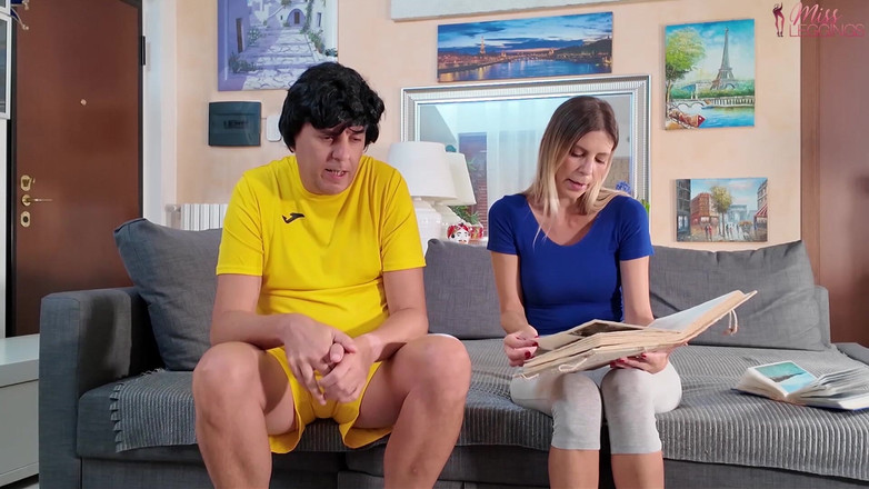 MissLeggings: Üvey anne, üvey oğlunun bakire arkadaşını fotoğraf albümünü göstererek kışkırtmak için...