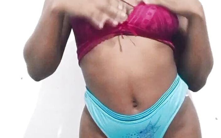 Delicious open butt: Sexy brunetka si vyměňuje super sexy oblečení