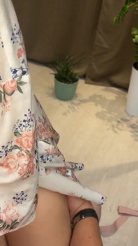 Cette jeune femme salope a hâte de se faire remplir la bouche de sperme chaud