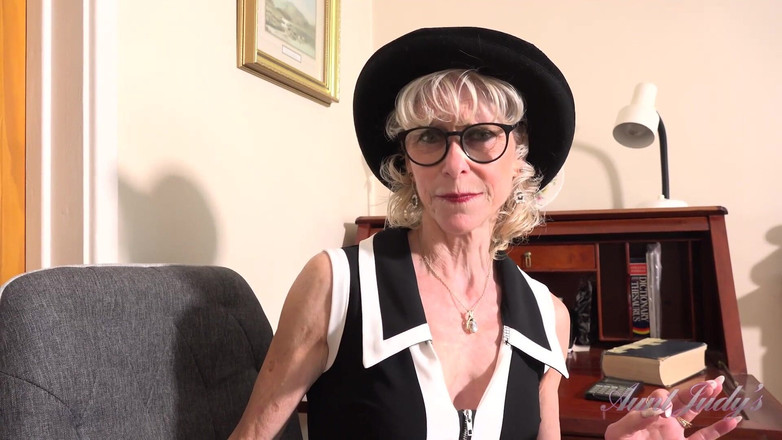 Aunt Judy's: Auntjudys - 사무실에서 자지를 빨아주는 미시 GILF 보스 Dee Lite