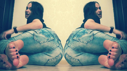 Goddess Misha Goldy: Piedi nudi in jeans JOI CEI