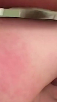쪼이는 보지는 카우걸 포즈에 갇히고 껴안았을 때 믿을 수 없을 만큼 대단했습니다.